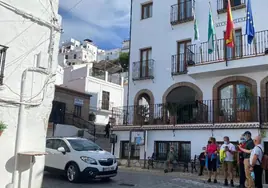 Fachada principal del Ayuntamiento de Canillas de Aceituno.