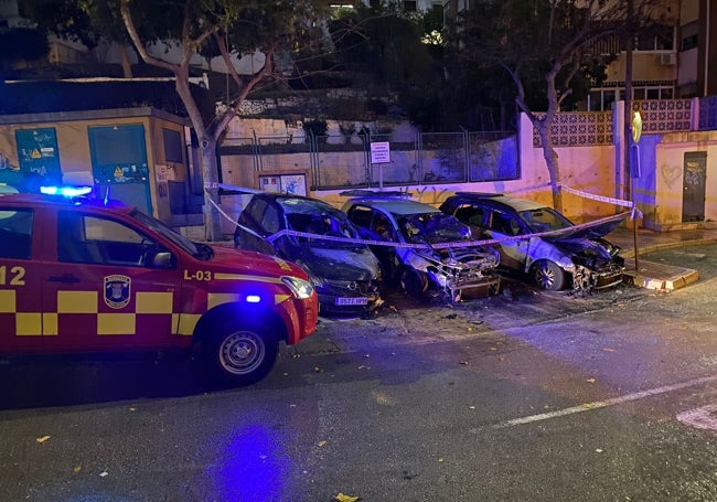 Vehículos calcinados en la calle Lope de Vega de Arroyo de la Miel.