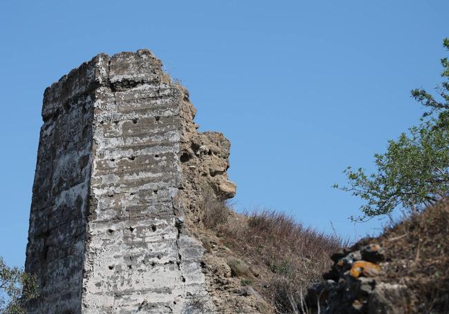 Parte de una torre de esta antigua fortaleza.