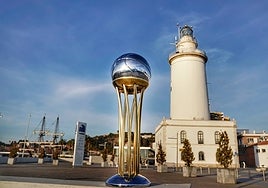 El trofeo de la Copa delante de La Farola de Málaga.
