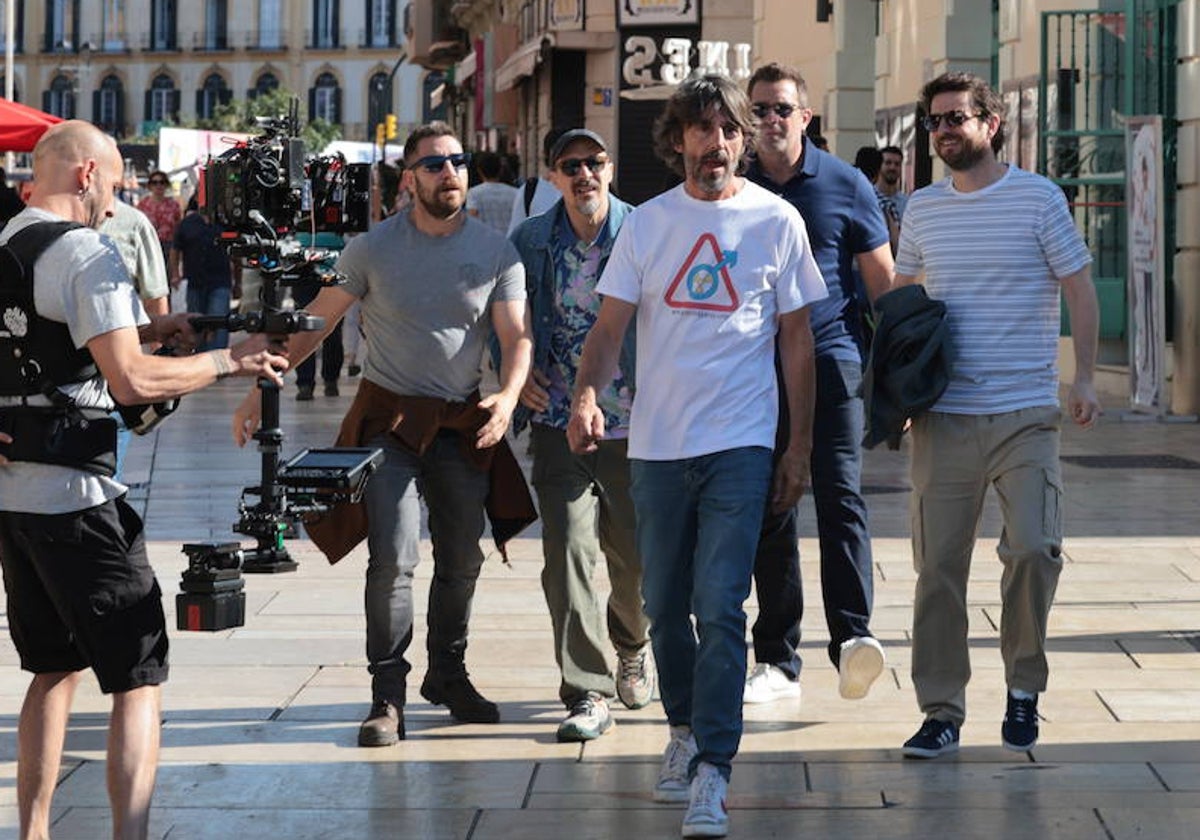 Santi Millán, perseguido por Raúl Tejón, Fele Martínez, Fernando Gil y Gorka Otxoa, en el rodaje en Málaga.