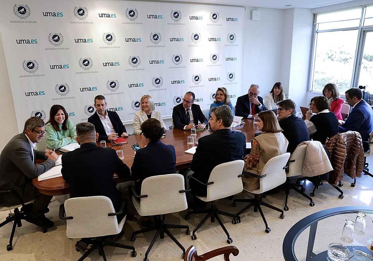 El rector, a la izquierda, en la primera reunión con su equipo de gobierno, en la mañana de este jueves.