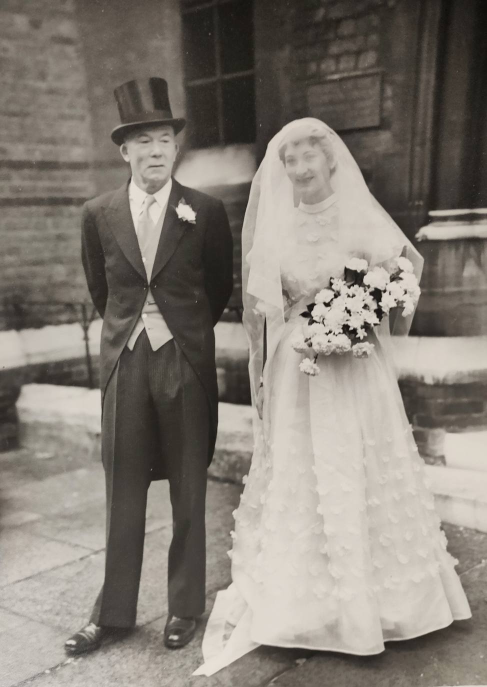 En la primera, Brenan, Woolsey y Miranda, con unos amigos en la casa de Churriana. En la segunda, boda de Gerald y Gamel, en Roma en 1931.