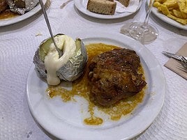 El codillo al horno con patata asada de Mesón Paco.