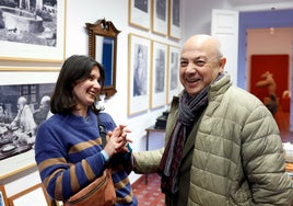 Joséphine Corre y Alfredo Taján bromean durante la visita de la biznieta del escritor inglés a Casa Brenan de Churriana.