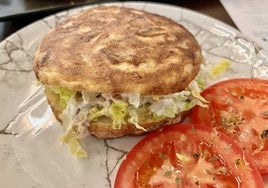 La tortilla rellena de Arte de Tapas, con rodajas de tomate.