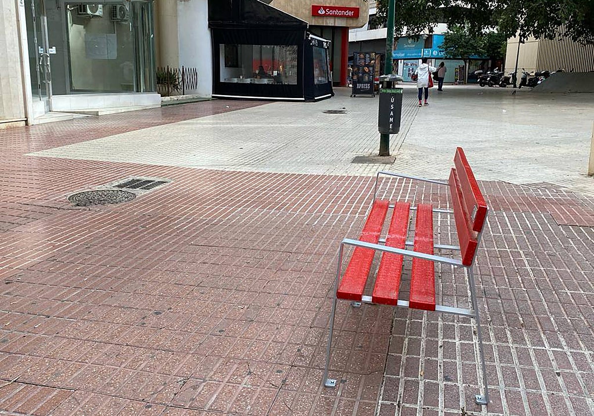 Uno de los bancos instalados en las inmediaciones de la oficina central del Santander.