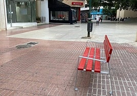 Uno de los bancos instalados en las inmediaciones de la oficina central del Santander.