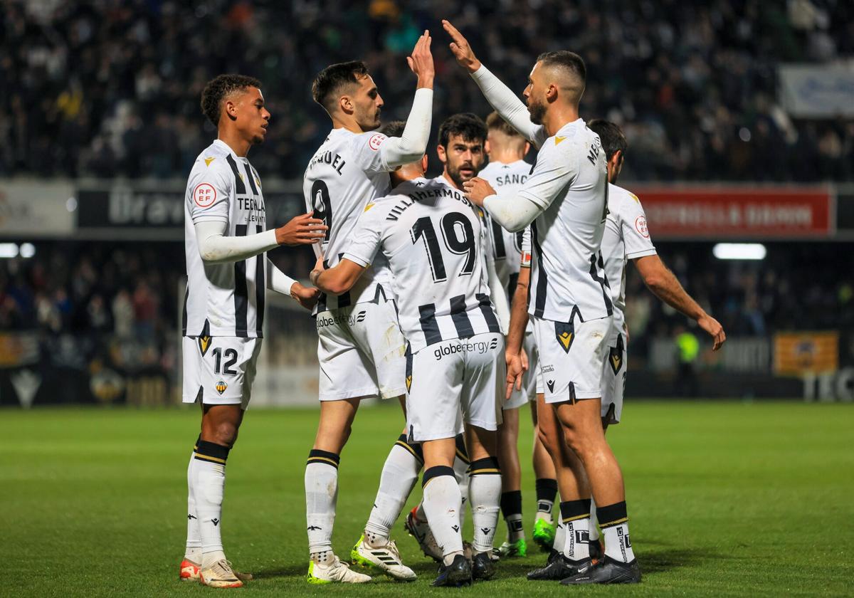 Jugadores del Castellón celebran uno de sus goles en la victoria de la pasada jornada contra el Algeciras en el estadio de Castalia.