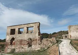 A la izquierda, el refugio de Torrijos, y a la derecha, los restos de una antigua torre alquería nazarí.