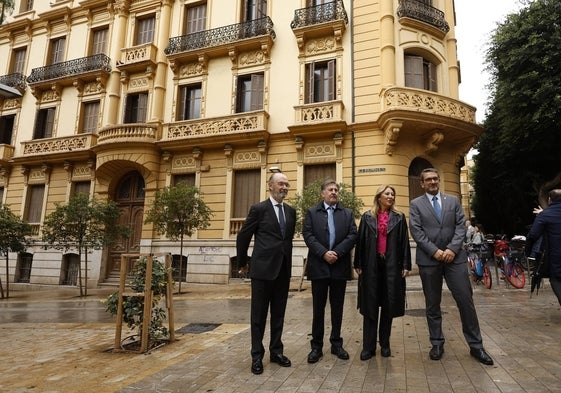 Amancio López Seijas y Carolina España, en el centro, tras presentar el proyecto del cinco estrellas.