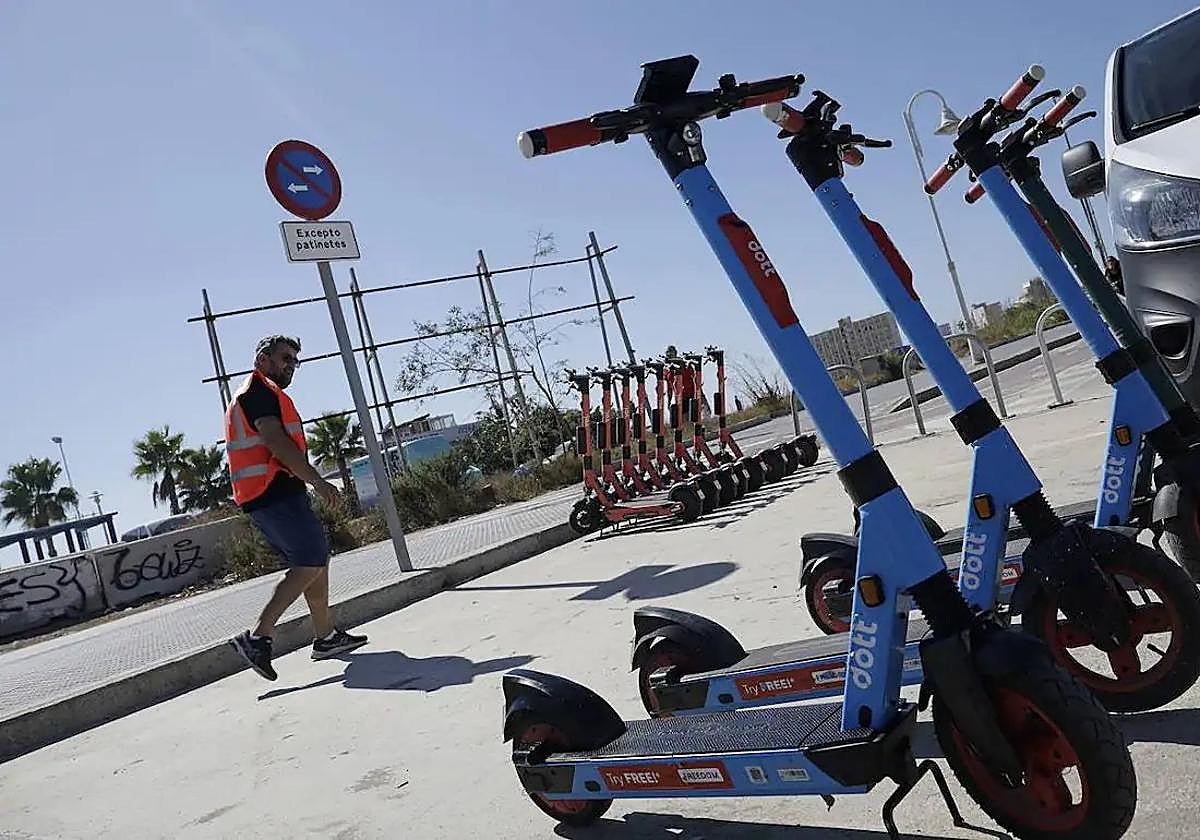 Critican que la nueva ordenanza de Málaga discrimina a la movilidad compartida con patinetes eléctricos