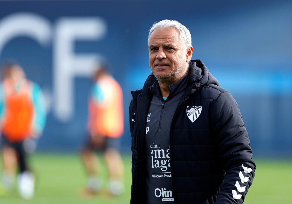 El técnico del Málaga, Sergio Pellicer, en un entrenamiento de esta semana.