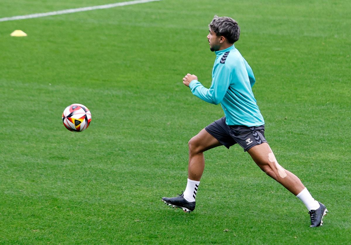 Kevin se entrena con normalidad en el Málaga tras recuperarse de su lesión en el bíceps femoral de su pierna izquierda.