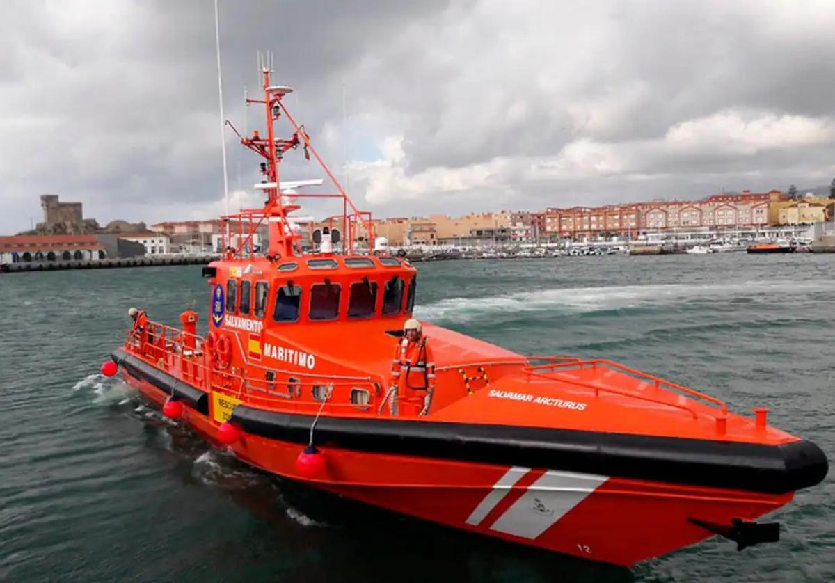 Retoman la búsqueda de los dos jóvenes desaparecidos desde el martes en el mar en Marbella