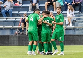 Los jugadores del torremolinos celebran uno de los goles de la victoria.