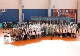 Los jóvenes jugadores posan al final del torneo.
