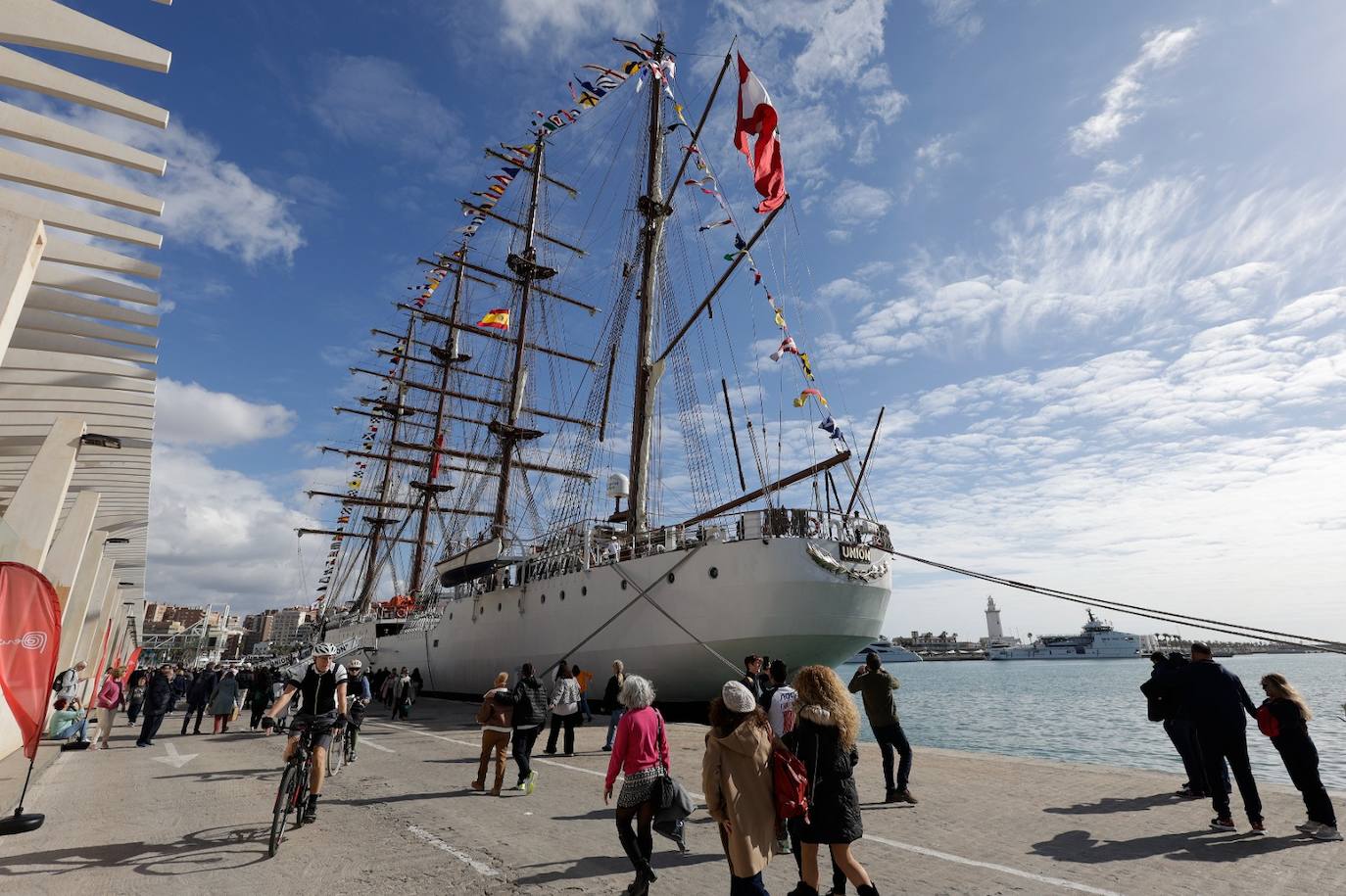 Perú exhibe la joya de su Armada en el puerto de Málaga