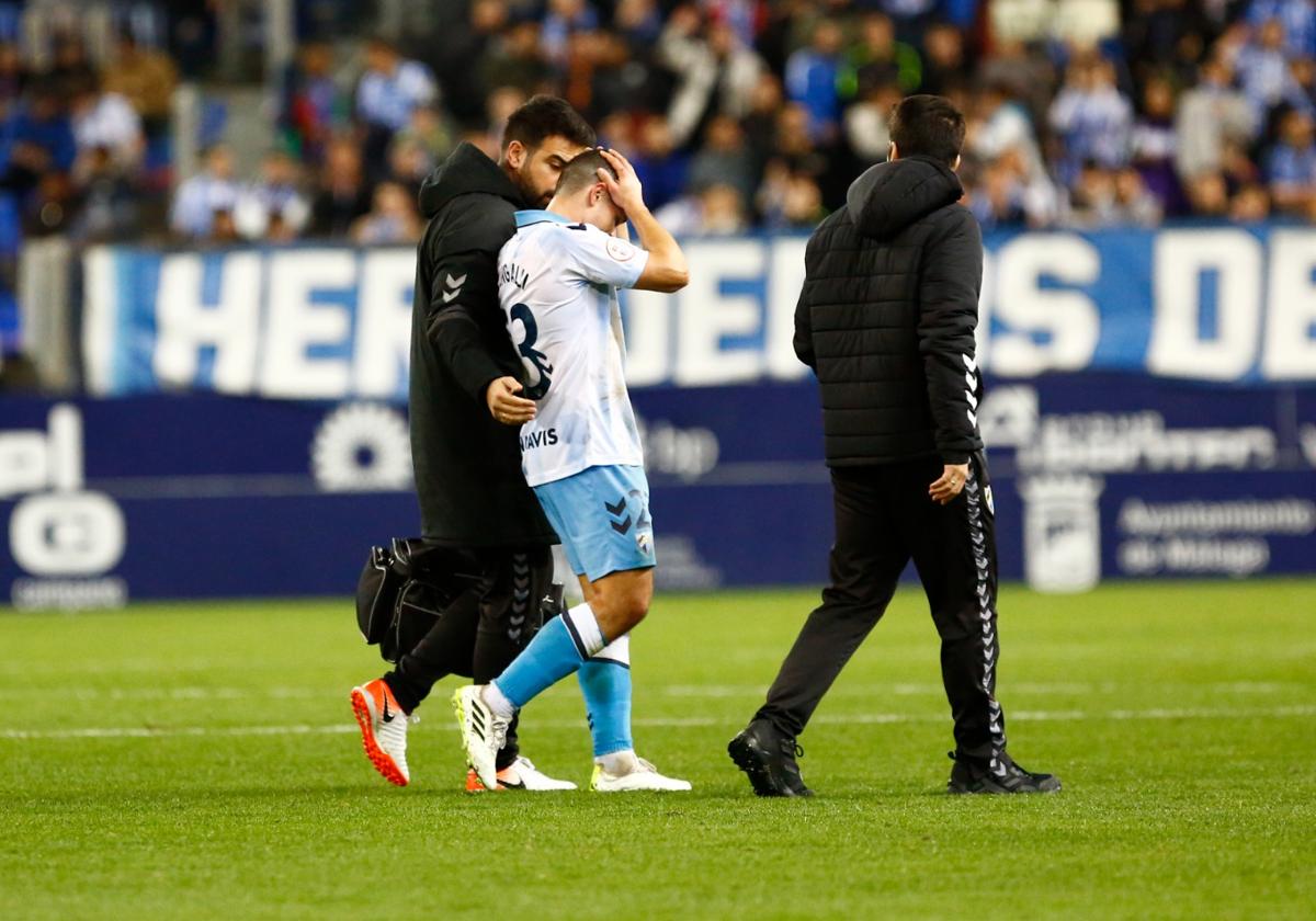 Imagen del jugador del Málaga Luca Sangalli retirándose del campo por su lesión durante el partido contra el Castellón en La Rosaleda.