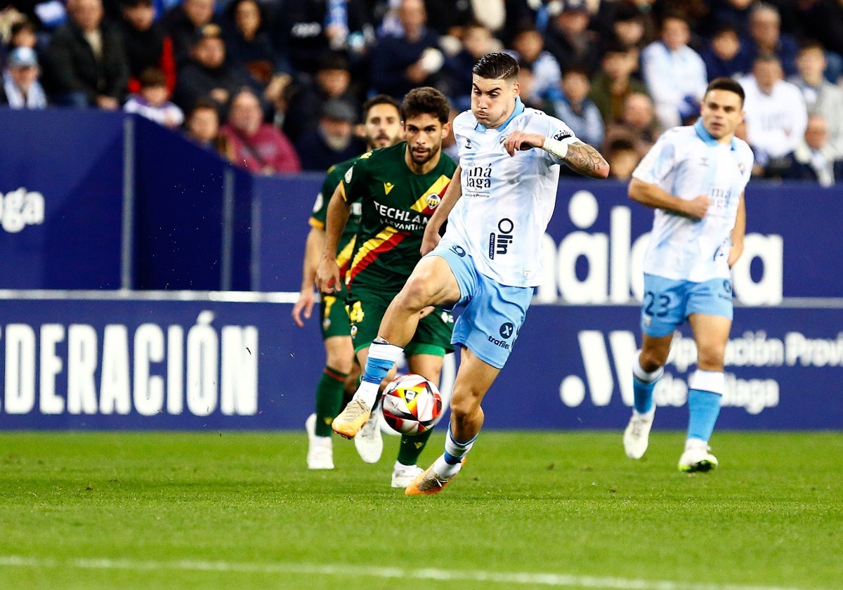 Un avance de Roberto con el balón controlado en la primera parte del partido.