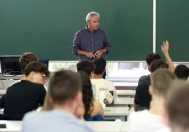 Estudiantes del nuevo grado en Ciberseguridad e Inteligencia Artificial, en su primer día de clase.