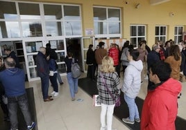 Imagen de archivo de opositores esperando en la Facultad de Derecho para acceder al examen MIR