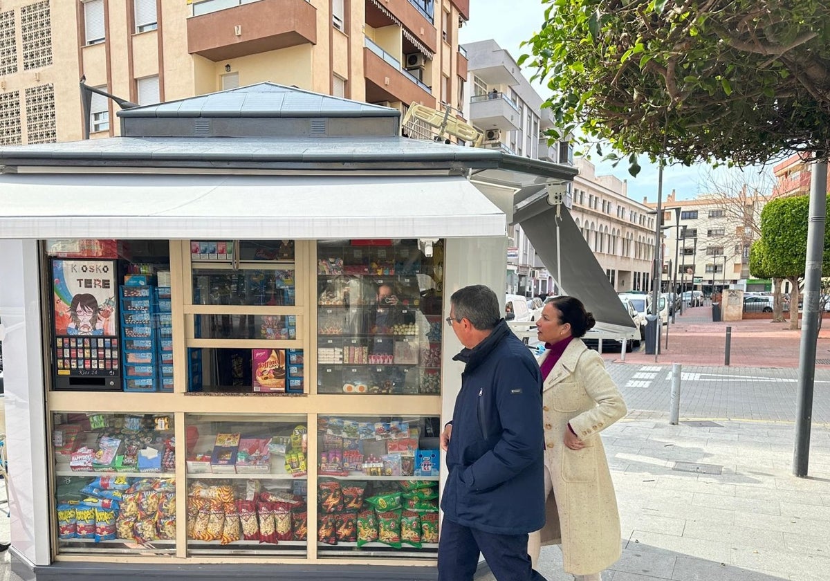 El alcalde, Francisco Salado, y la concejala, Lola Ramos, visitan uno de los kioscos que ha renovado su imagen.