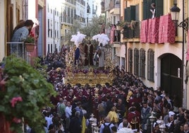 Salida procesional de Jesús del Rescate en la tarde del Martes Santo.