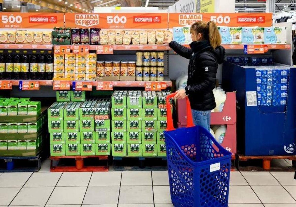 Carrefour anuncia la bajada de precio de 500 productos en Málaga