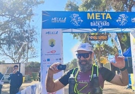 El nerjeño Javier Martín Losada, tras cruzar la meta en la ciudad autónoma este pasado domingo.