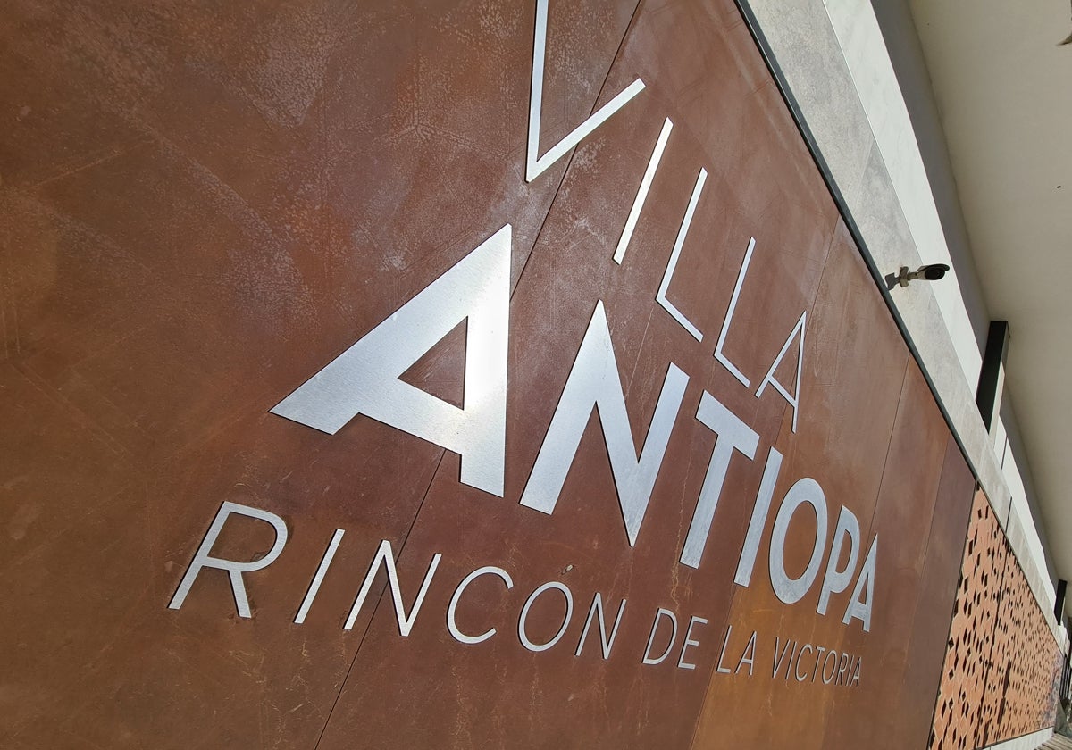 Fachada del centro de interpretación de Villa Antiopa.