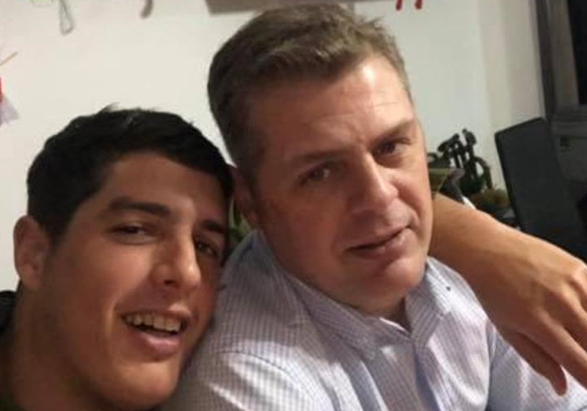 José Manuel Beigveder y su hijo, Víctor, en una imagen reciente facilitada por la familia.