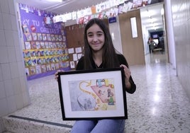 Sofía Guzmán Góngora, con la obra premiada, fotografiada en su colegio, el Rafael Alberti de la barriada de Ciudad Jardín.