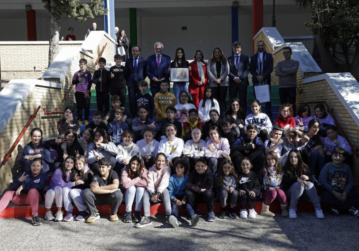 Imagen principal - La joven premiada, con las autoridades y sus compañeros del Rafael Alberti. Detalle del dibujo premiado y Sofía Guzmán con el Defensor de la Infancia y Adolescencia de Andalucía, Jesús Maeztu.