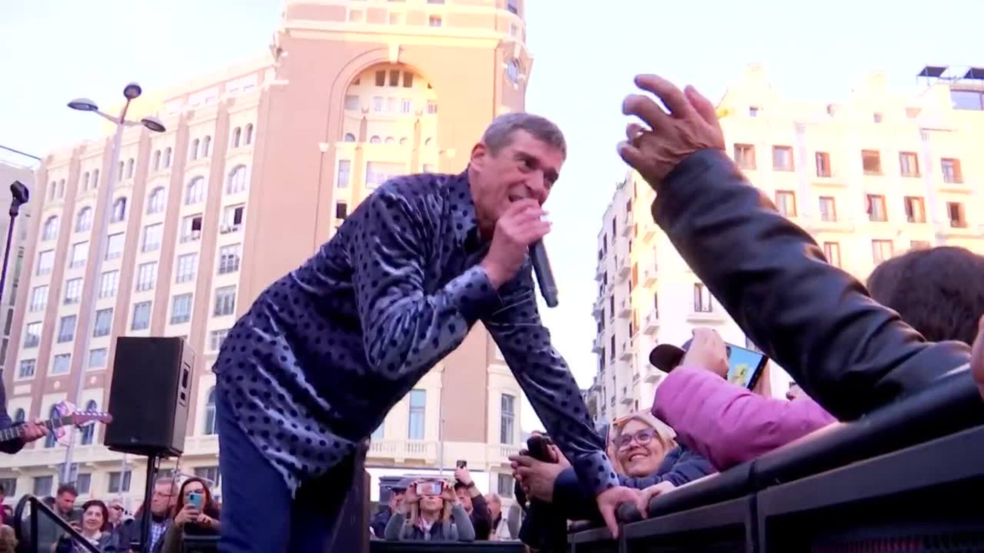 Actuación por sorpresa de Danza Invisible en pleno centro de Madrid para promocionar Torremolinos en el marco de Fitur