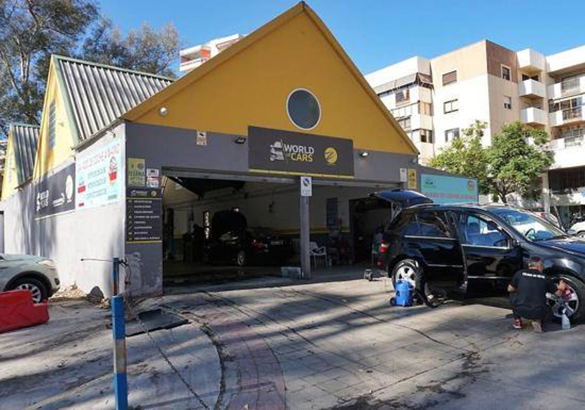 En la parcela se pretende hacer un parking con equipamientos y zonas libres también.