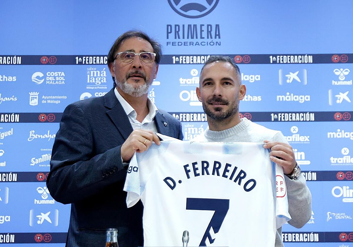 Imagen principal - Varios momentos de la presentación de David Ferreiro como nuevo jugador del Málaga.
