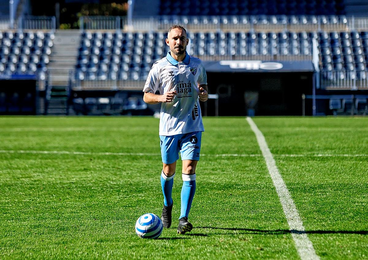 Imagen secundaria 1 - Varios momentos de la presentación de David Ferreiro como nuevo jugador del Málaga.
