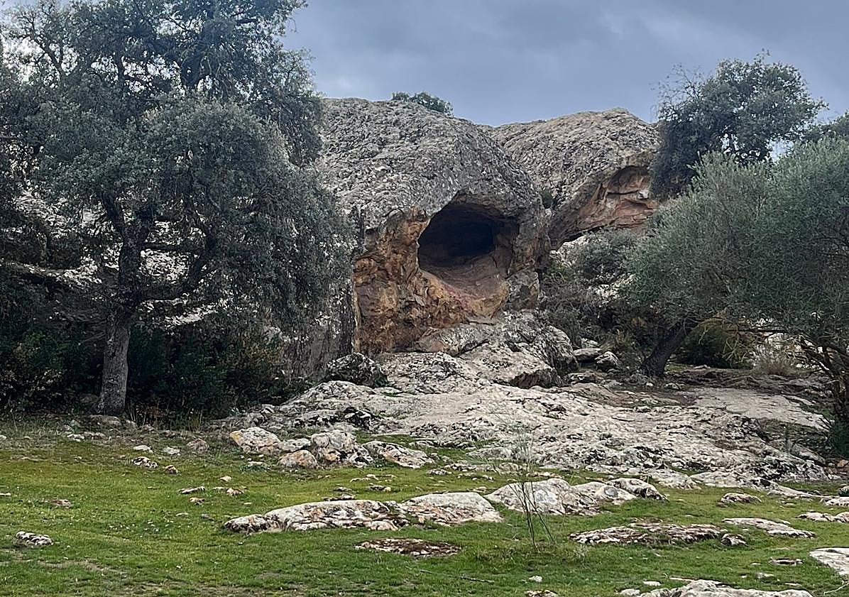 Imagen principal - El conjunto de pinturas rupestres al aire libre más importante de Andalucía que está en Málaga (y puede visitarse gratis)