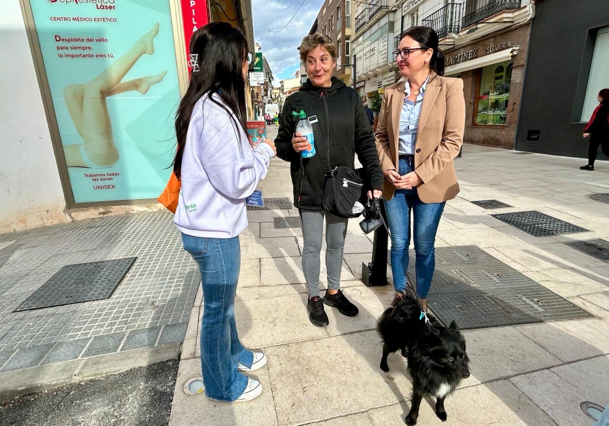 La concejala de Medio Ambiente, Rocío Ruiz, con una dueña de una mascota.