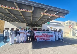 Protesta a las puertas del servicio de urgencias del Hospital de Alta Resolución de Benalmádena.