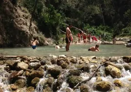 Visitantes bañándose en el cauce del río Chíllar en la temporada estival en una imagen de archivo.