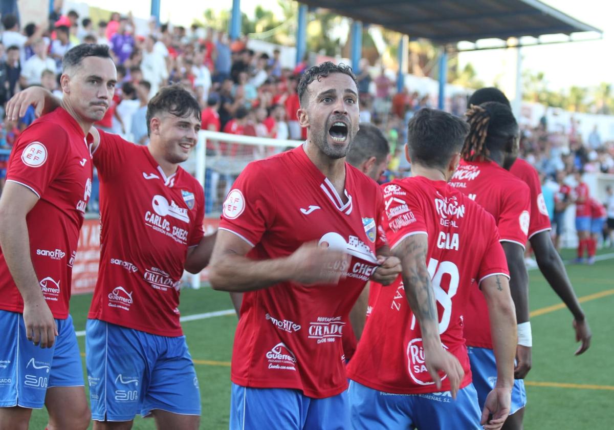 Jugadores del Torre del Mar celebran un gol en un partido reciente en su estadio Juan Manuel Azuaga.