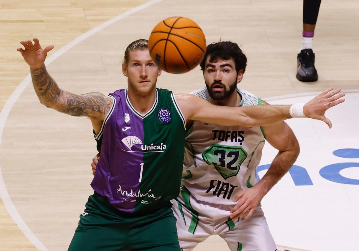 Osetkowski protege el balón ante Maye.