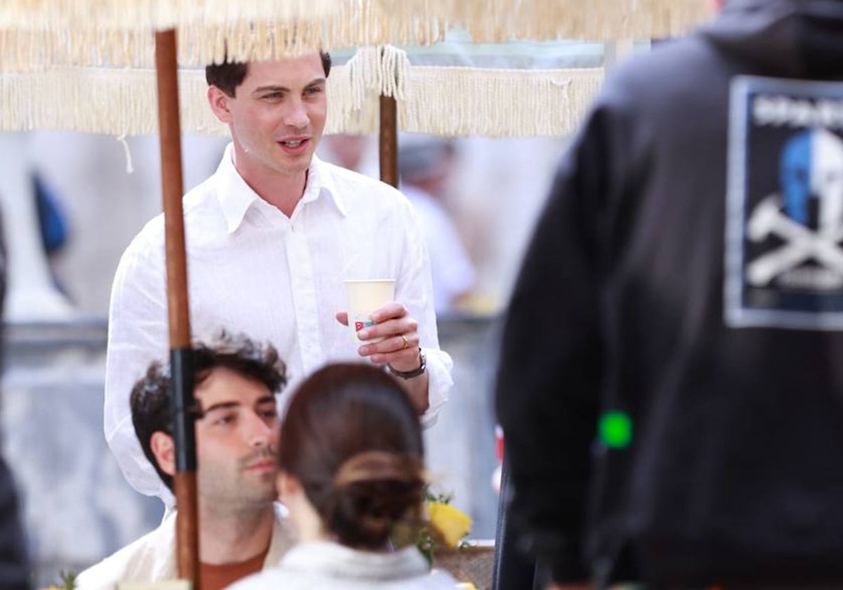 Logan Lerman, durante el rodaje en la Plaza del Obispo el pasado mayo.