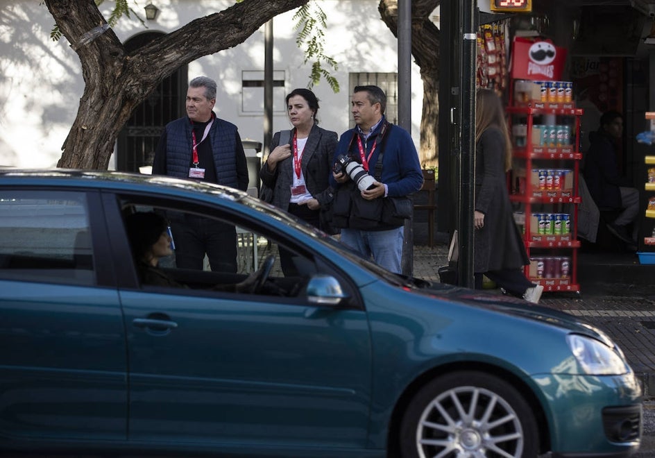 De nuevo en las marcas, se cruza el coche con la doble de Milena Smit por delante de los periodistas.