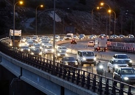 Caravana de coches procedentes de la zona Este de camino a la capital en plena hora punta.