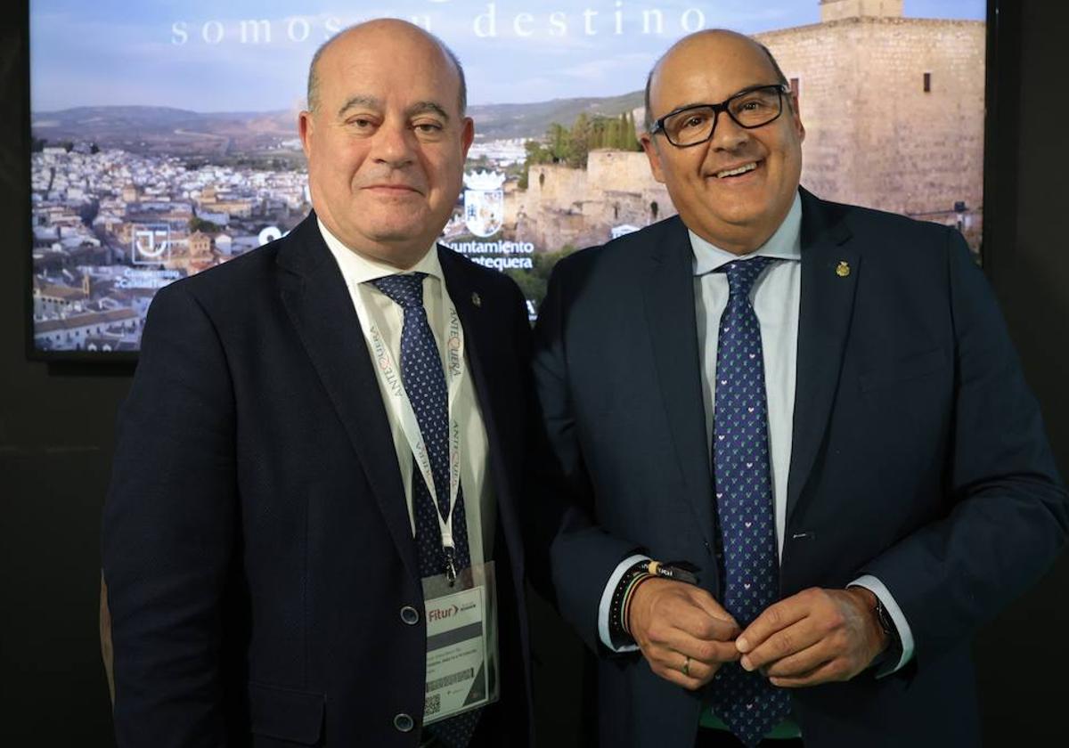 El alcalde de Vélez, Jesús Lupiáñez (derecha), junto al de Antequera, Manuel Barón.