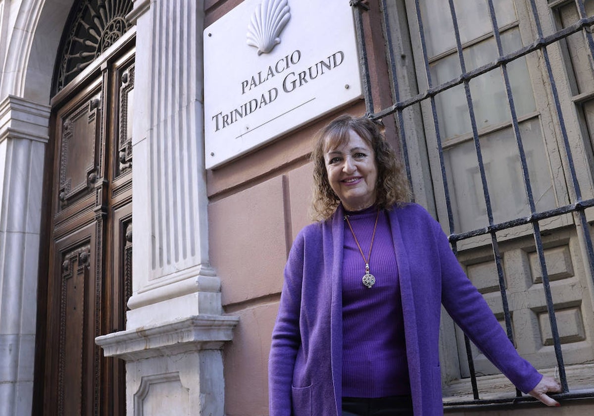 La escritora Eloísa Navas, ante el palacio de Trinidad Grund en el Soho.