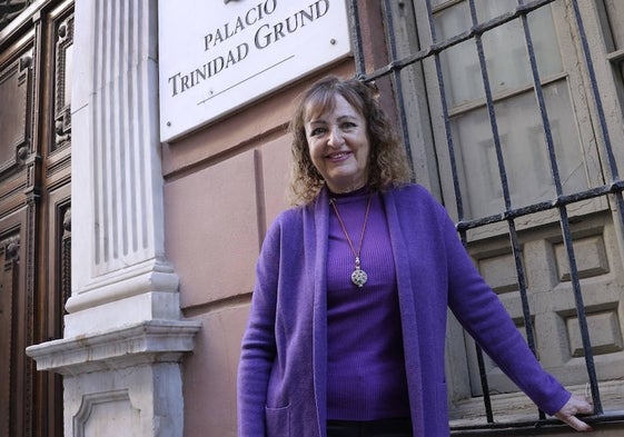 La escritora Eloísa Navas, ante el palacio de Trinidad Grund en el Soho.